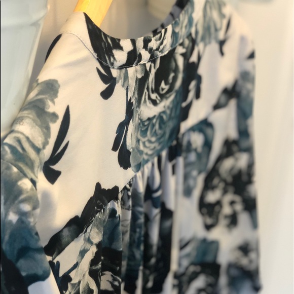 Floral Blouse - Calvin Klein - Size M 🌺 - Picture 2 of 4